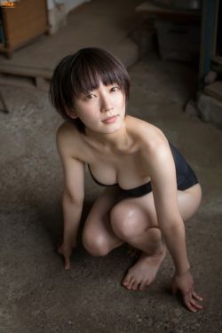 什么都没有穿的美女